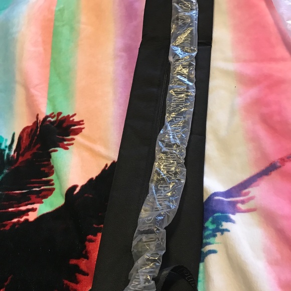 BNWT Pink Victoria's Secret Good Vibes Tube Cooler - Picture 2 of 7