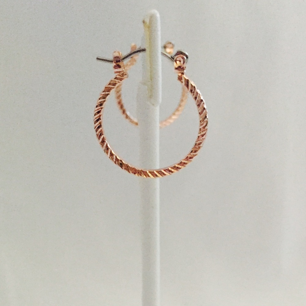 🌟 14 KT Rose Gold Small Ridged Hoop Earring 🌟 - Picture 2 of 3