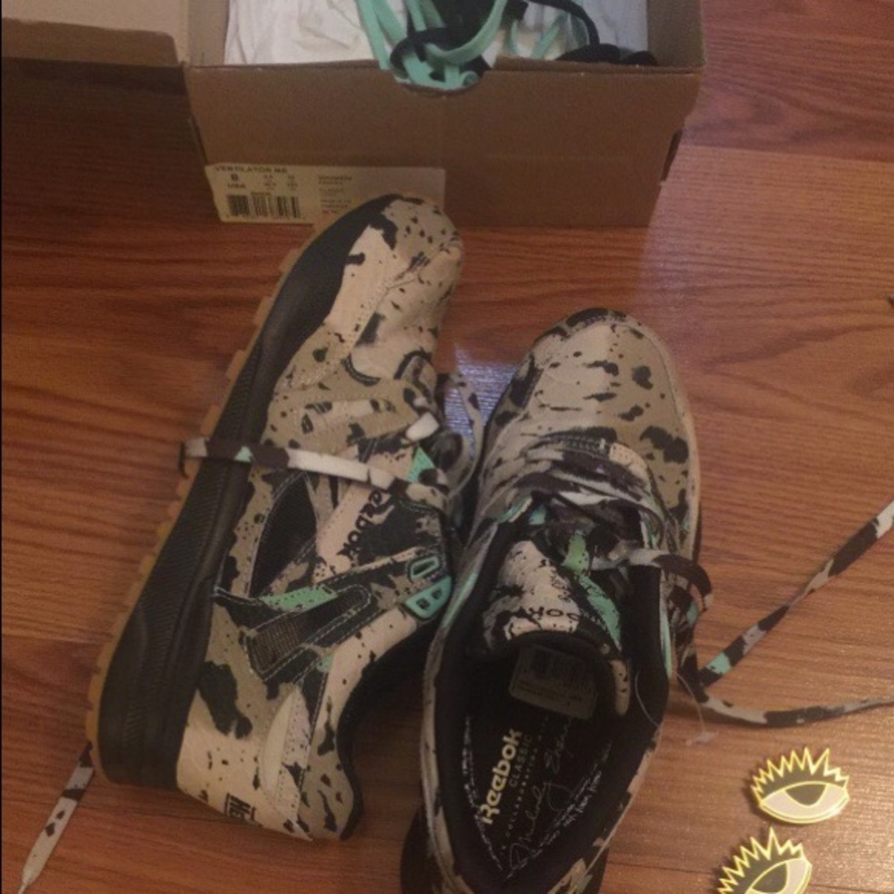 Women Reebok Classics (Size 8)