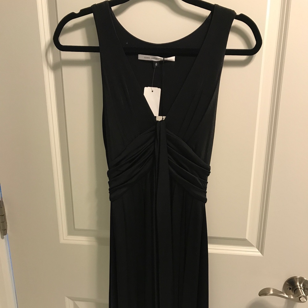 Diane Von Furstenberg Black Sleeveless VNeck Dress