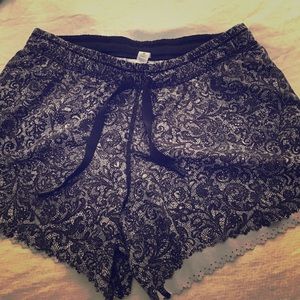 Lululemon Mini Cinder lace black/white size 4