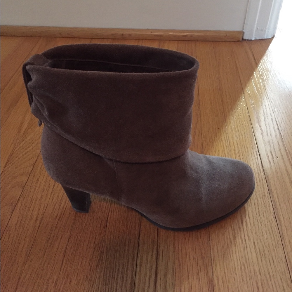 BCBG Generation heeled ankle bootie. Size 8.