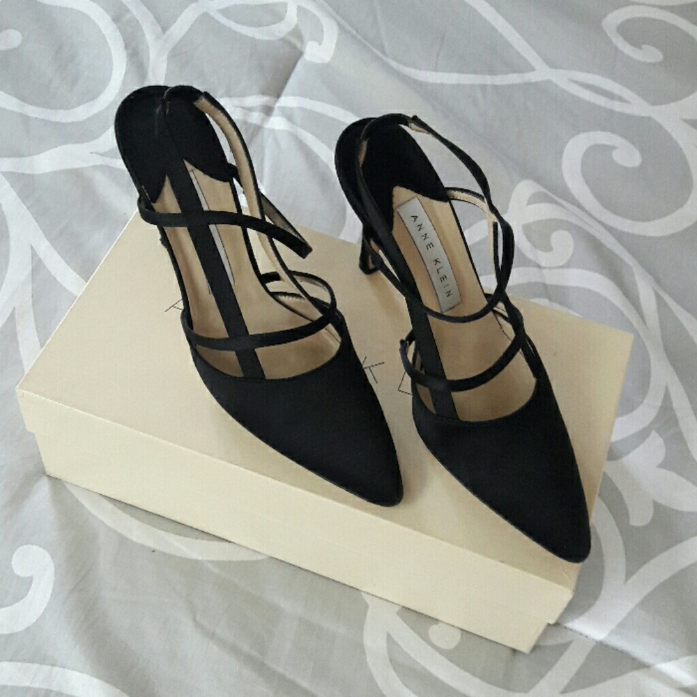 Anne Klein fabulous vintage black sling back heels