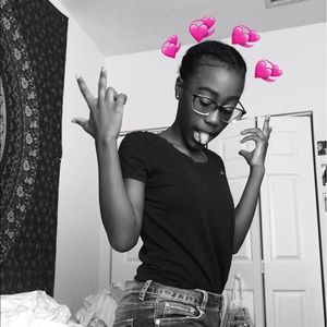 Meet your Posher, Joelle