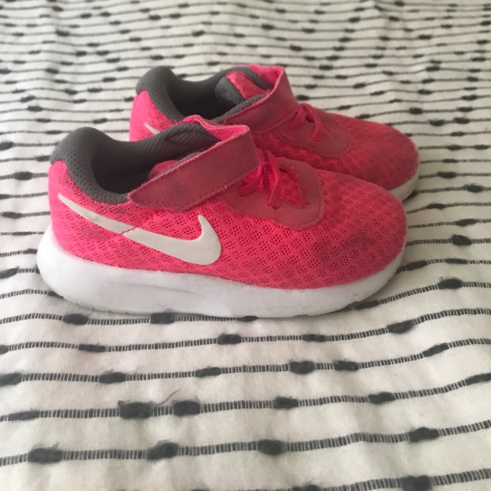Toddler Nikes size 7 euro 23.5