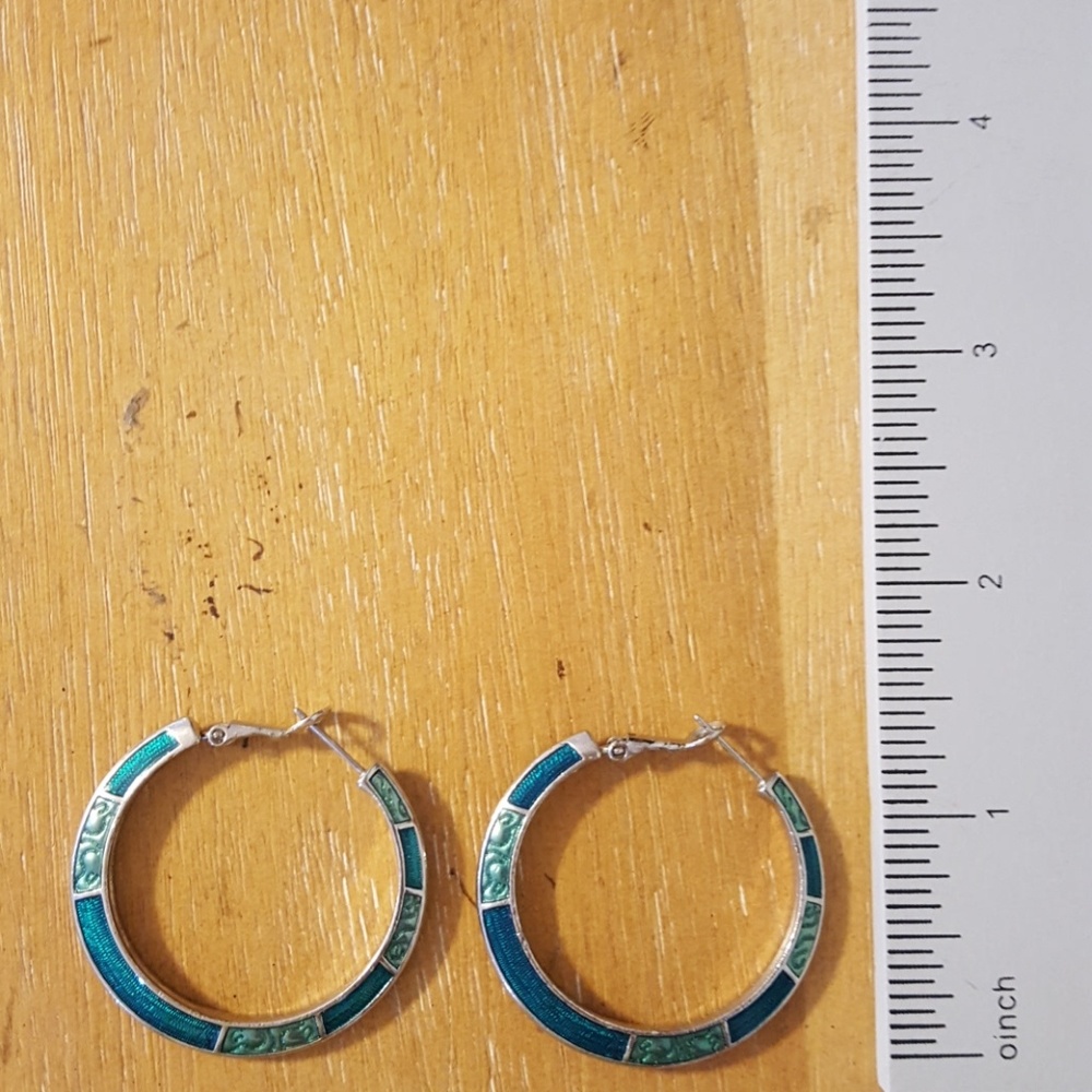 Beautiful earrings! - Picture 2 of 3