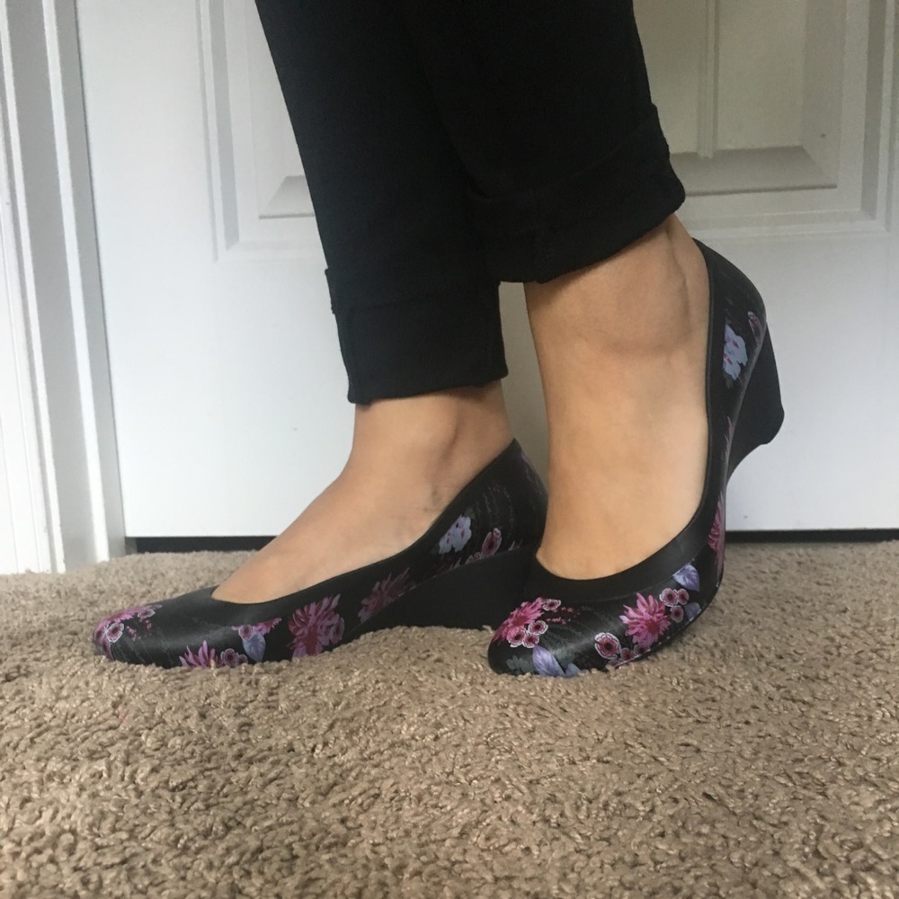 Crocs womens black and plum pump