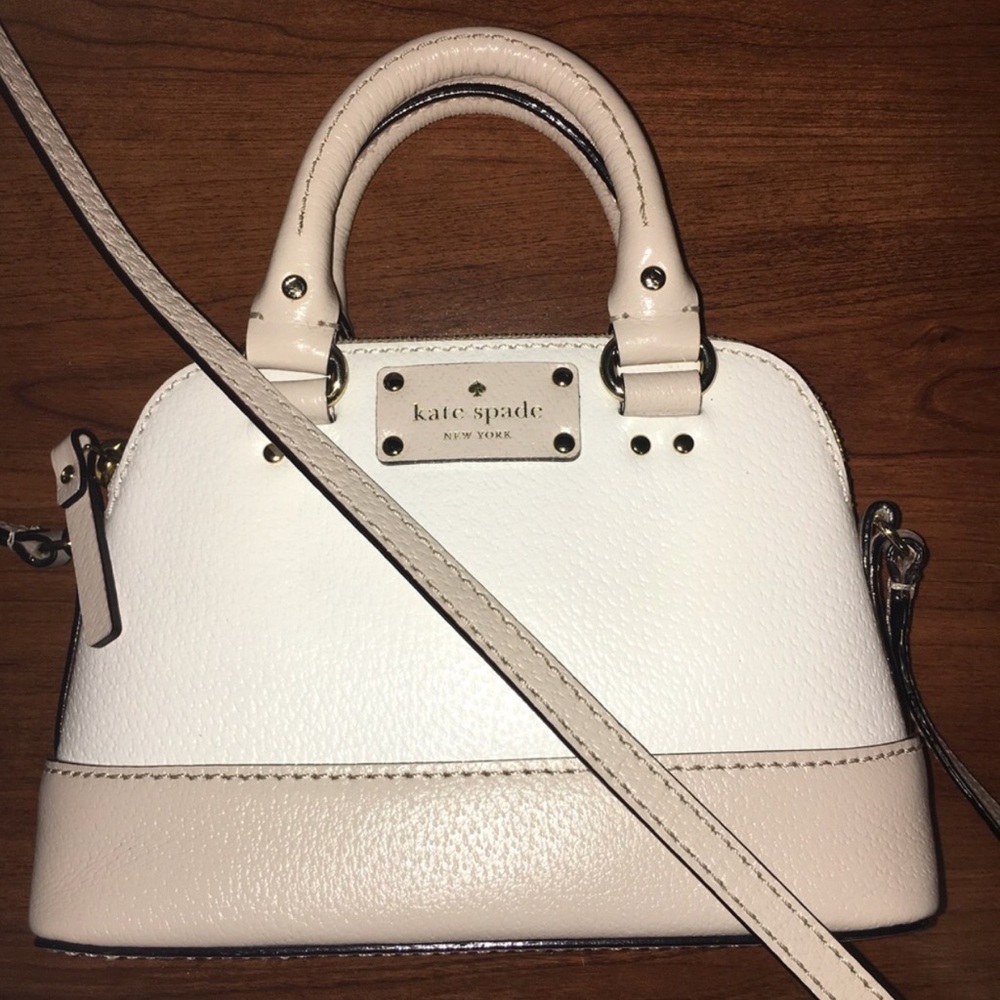 Cute adorable convenient Kate spade purse!