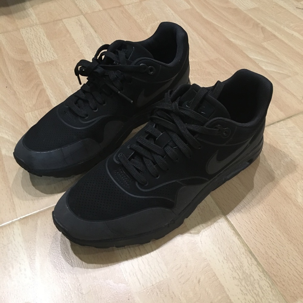 Black Nike air max