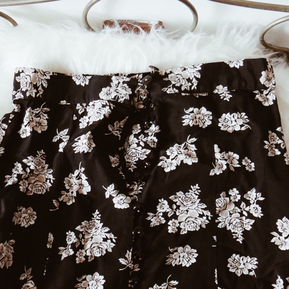 V i n t a g e ⋇ Button Down Floral Skirt