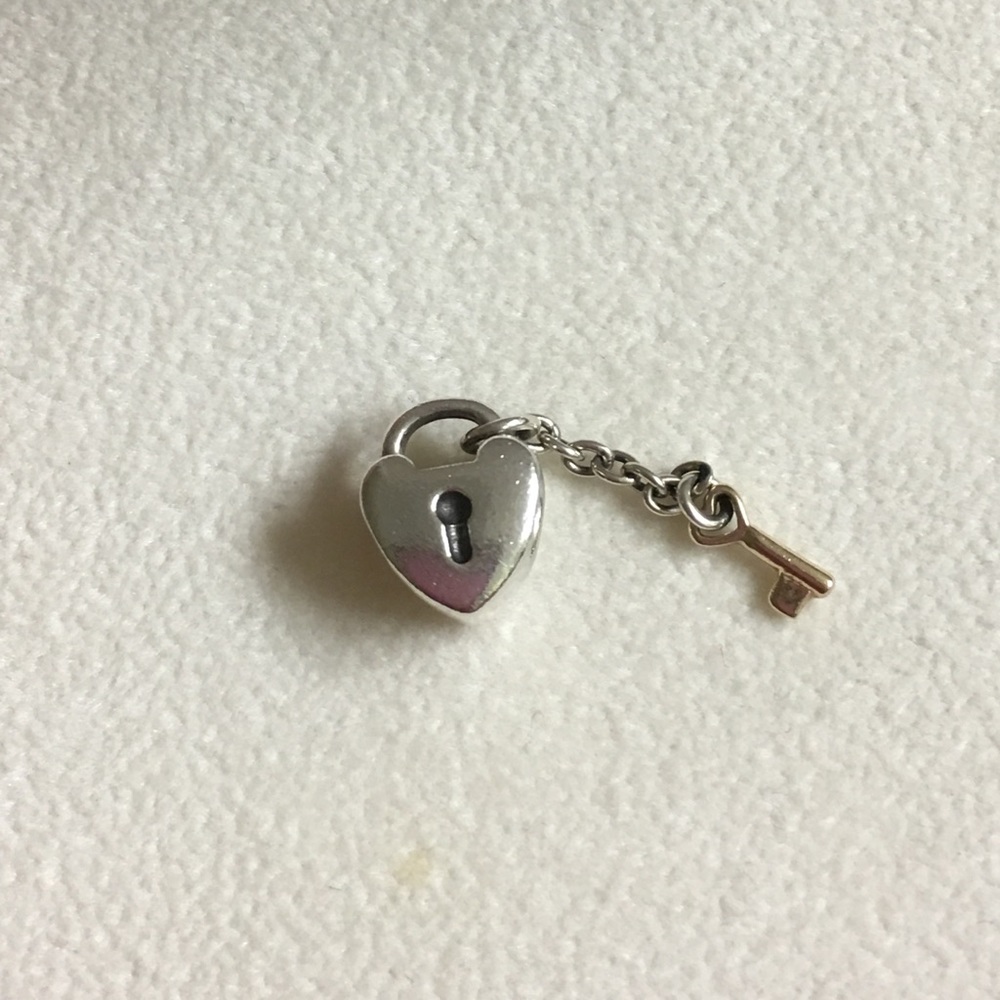 💯 Authentic Pandora Key to My Heart Charm
