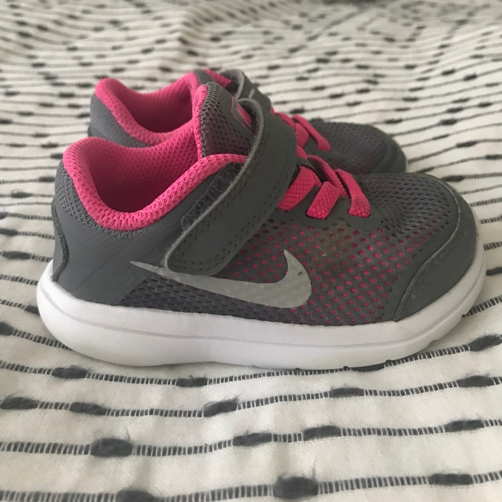 Toddler Nikes size 6 euro 22