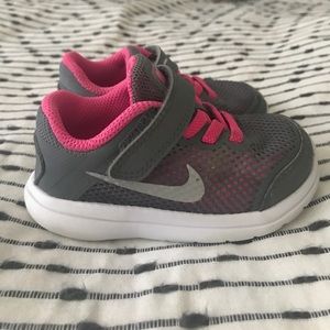 Toddler Nikes size 6 euro 22