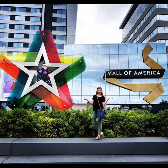 Meet your Posher, Danielle - Picture 1 of 1