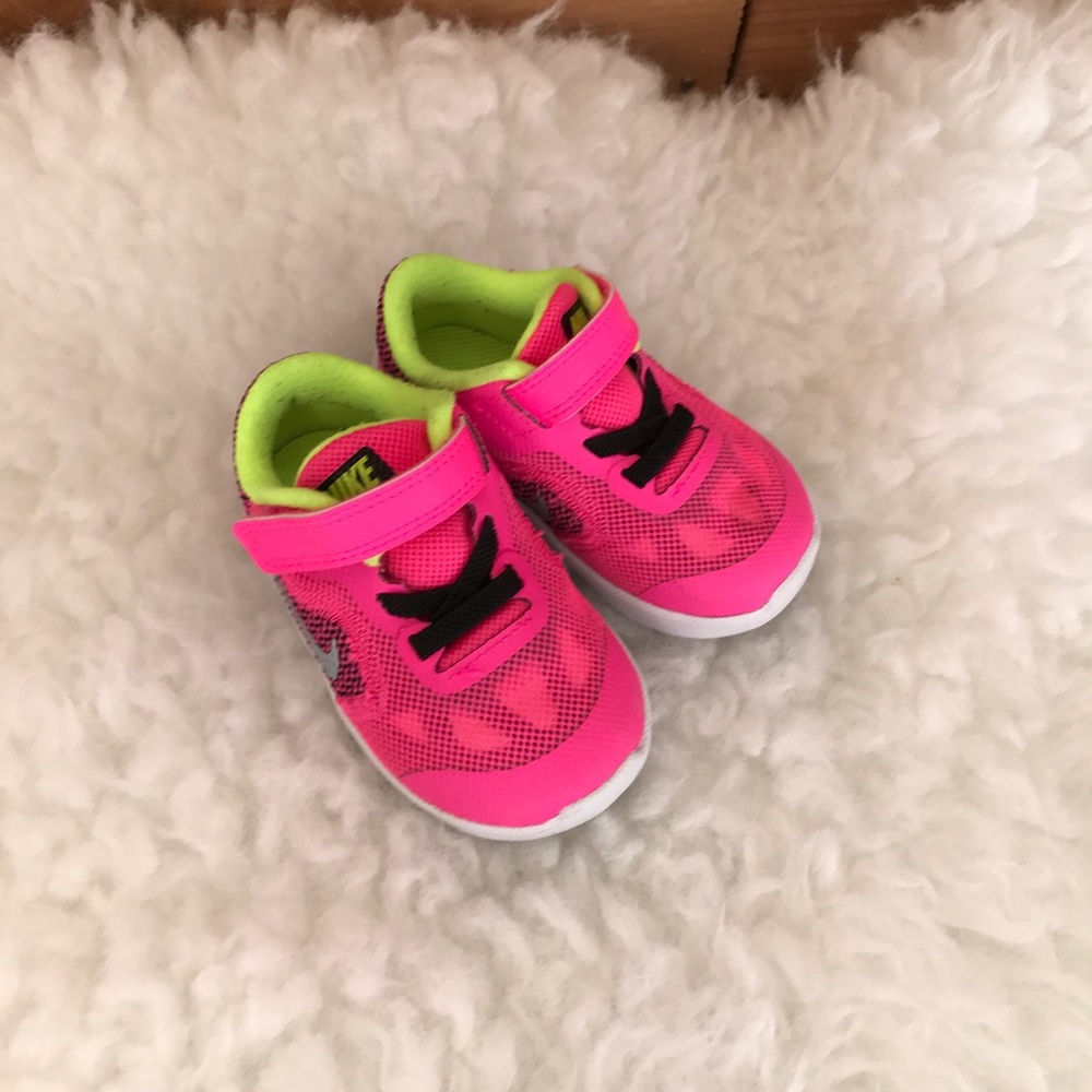 Little girls Nikes Size 5