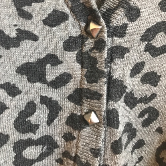 ❗️Bundle 3/$20❗️ Gray cheetah print sweater! - Picture 2 of 2