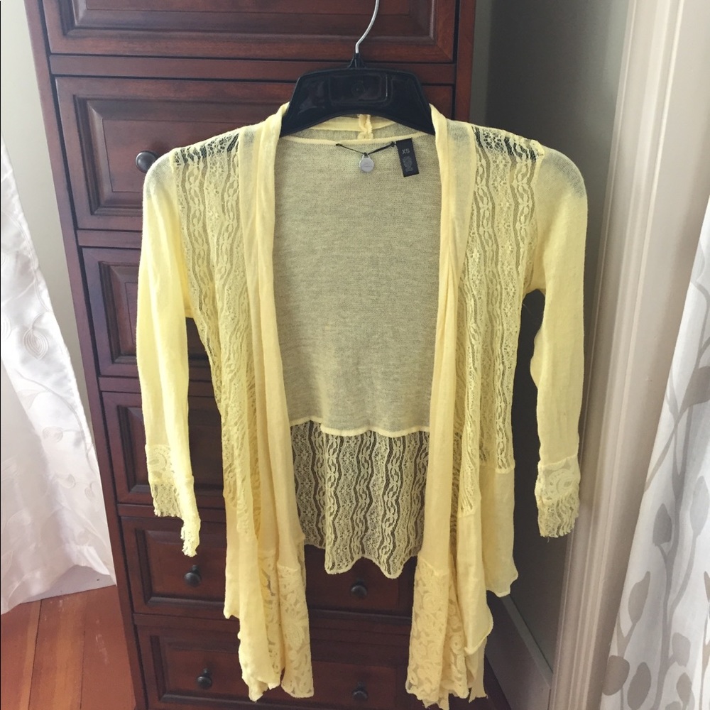 Buckle BKE Boutique yellow cardigan