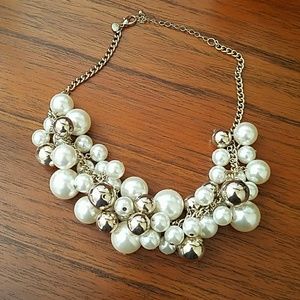 Express pearl necklace