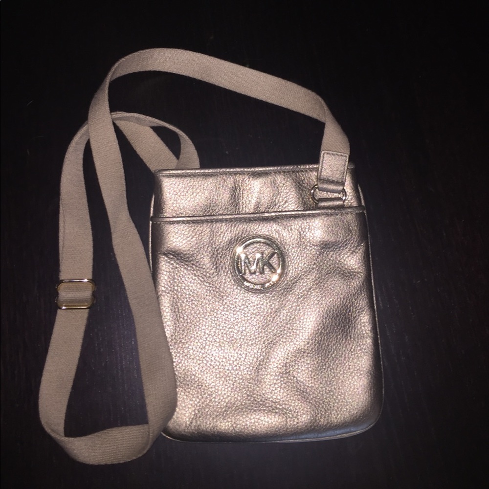 Gold Michael Kors messenger bag ✨✨✨