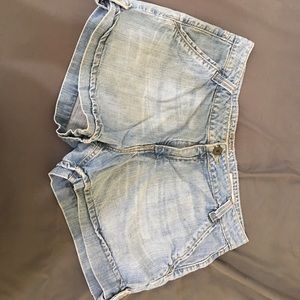 Cute denim shorts!