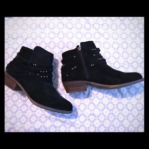 Kensie Gilberto Suede Ankle Boots