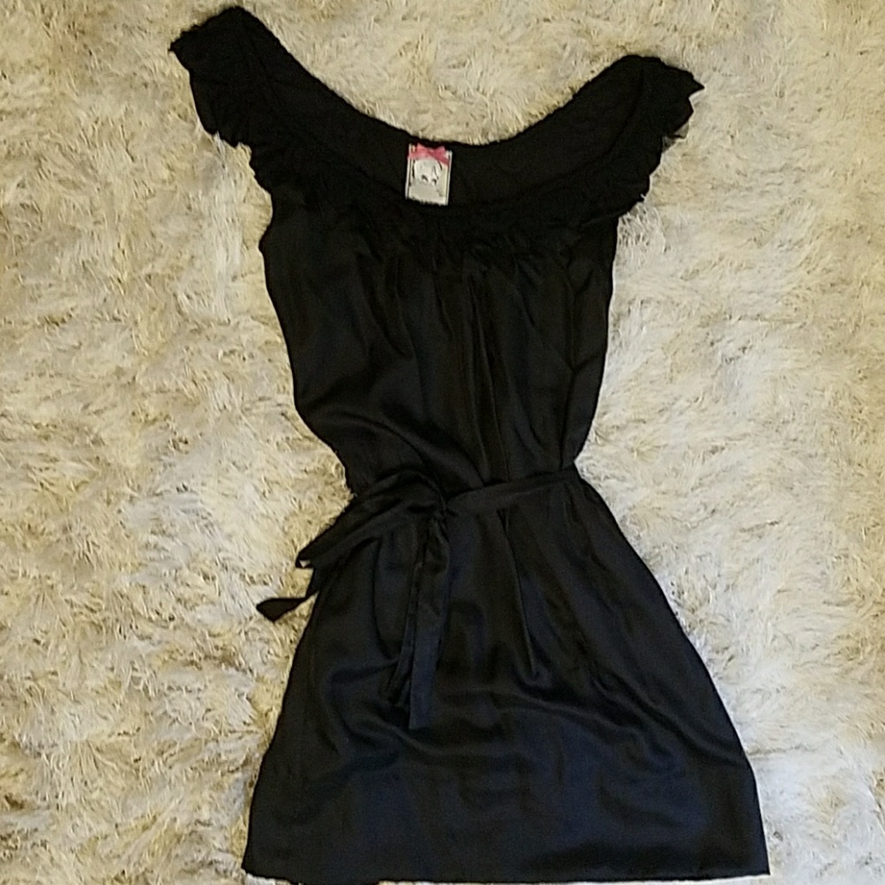 Scoop neck black dress with belt