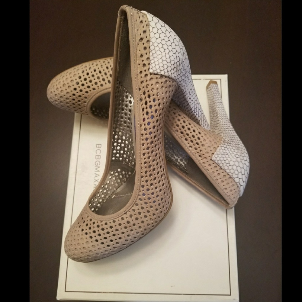 *NEW* Cute Nude BCBG Heel - Picture 1 of 4
