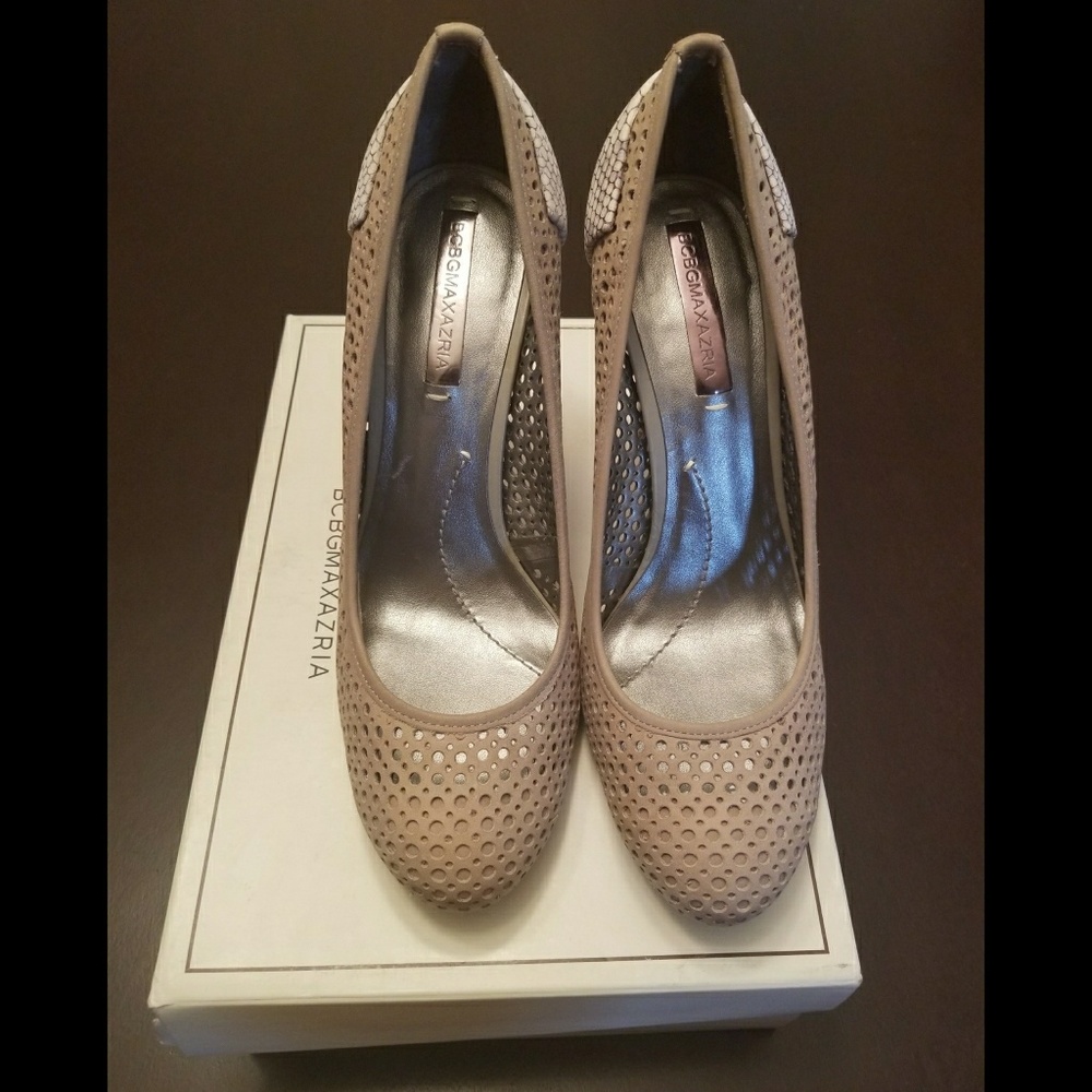 *NEW* Cute Nude BCBG Heel - Picture 2 of 4