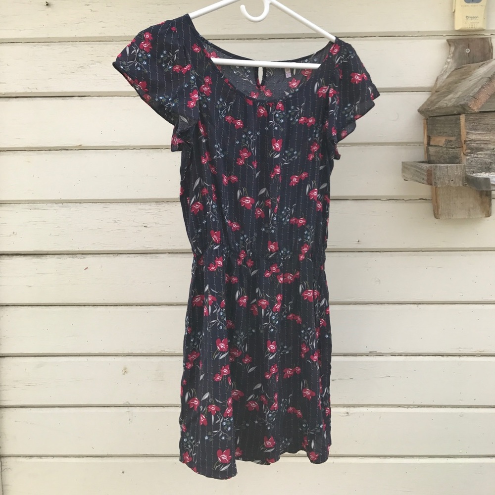 Darling ruffle dress with flower print.