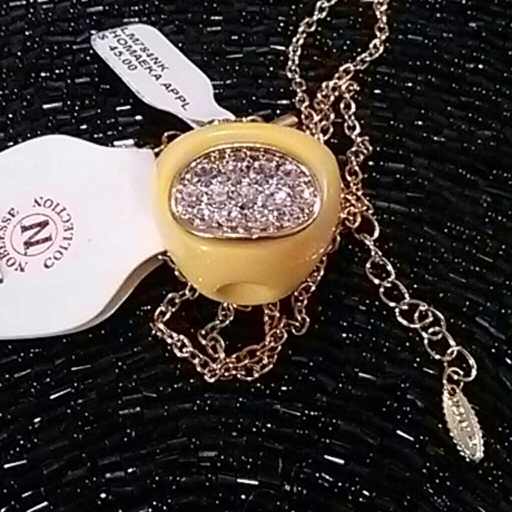 An Apple Noblesse collection necklace