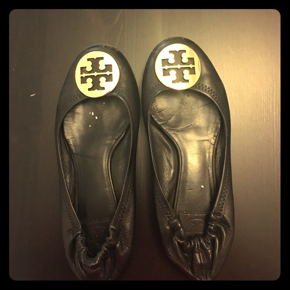 Black Tory Burch reva flats, gold medallion