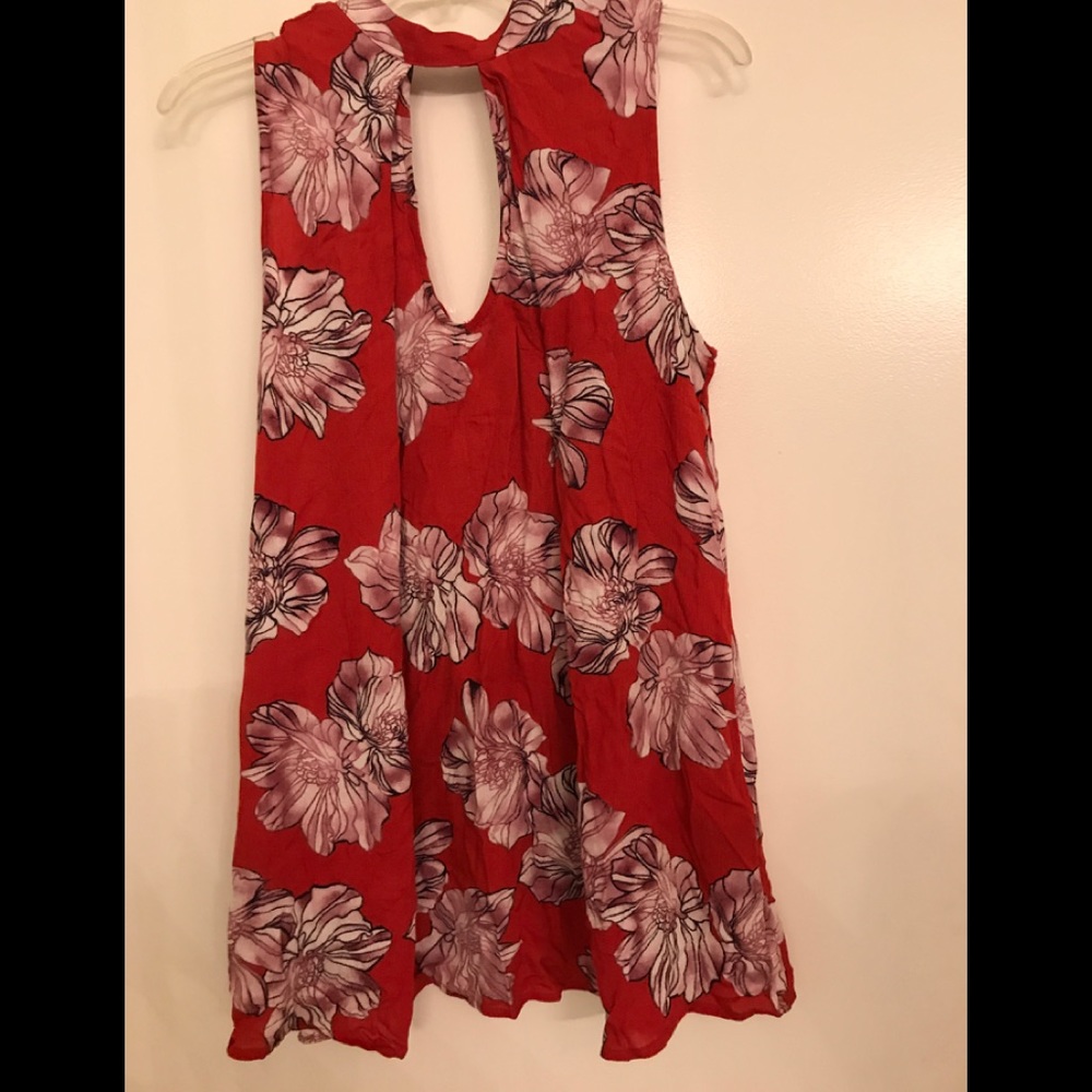 Baby-doll, keyhole tunic in red.