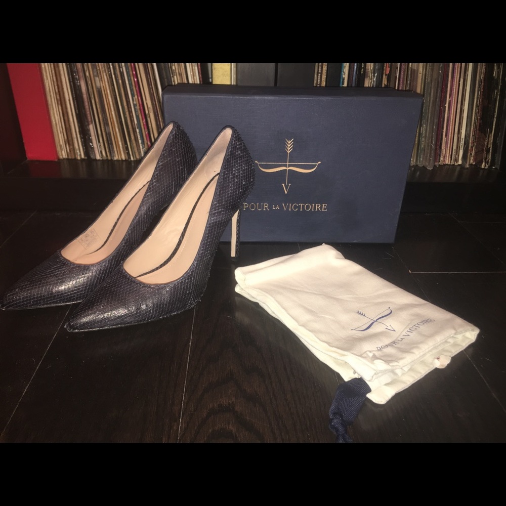 Pour La Victoire Celestedl Pump in Navy. WORN ONCE
