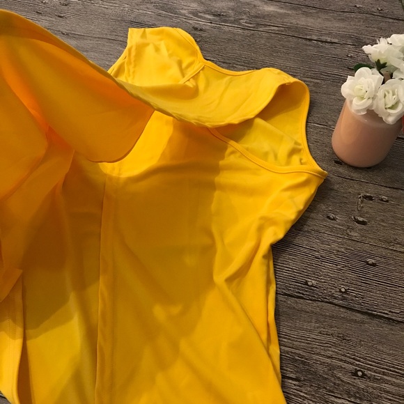 🍑2/$35 or 3/$50🍑 Bright Yellow Back Slit Tank - Picture 4 of 7