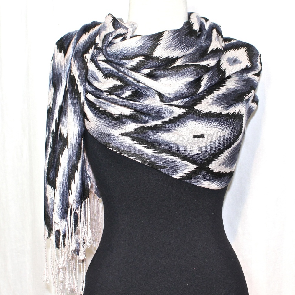 CLEARANCE—NWOT Grey/Black Diamond Scarf / Sarong
