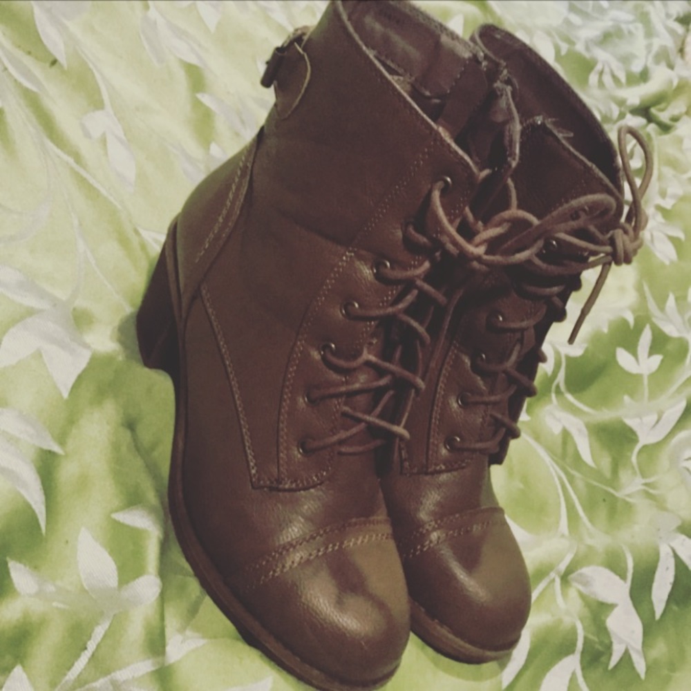 Short heeled boots