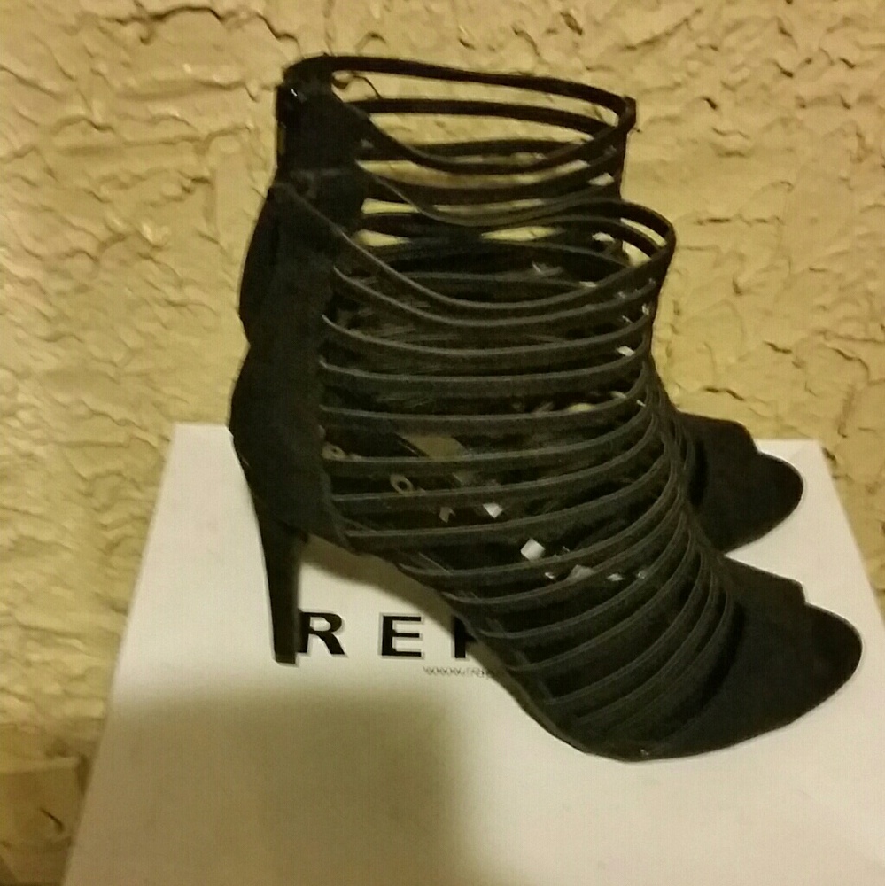 women's black heels.