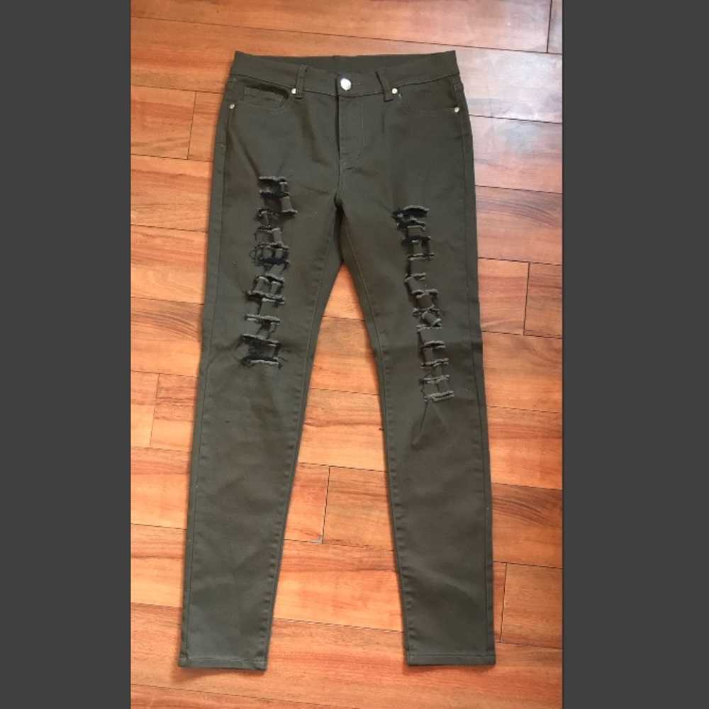 Distressed skinny jeans