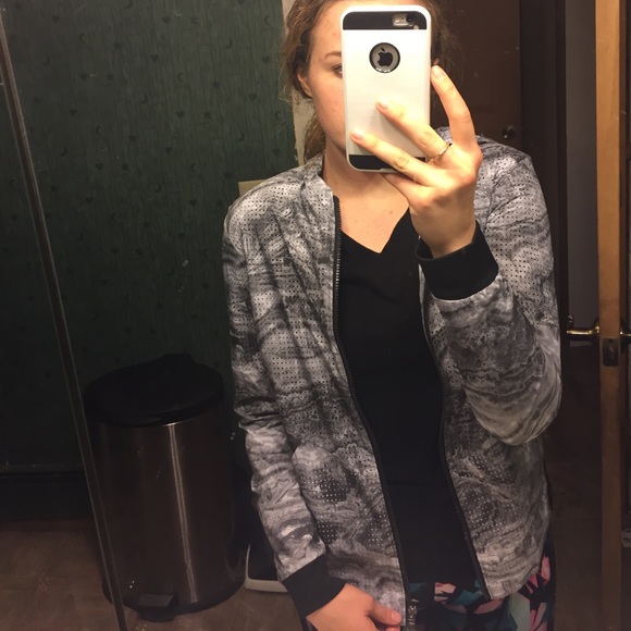 Wind Jacket (offer full $ & I ship w/ small prize) - Picture 3 of 8