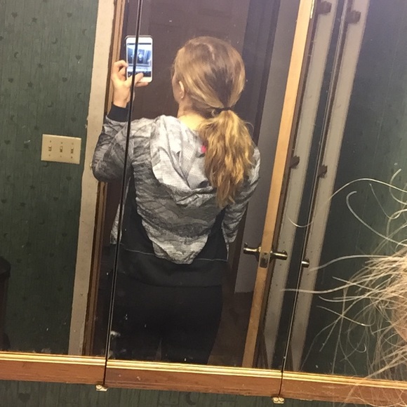 Wind Jacket (offer full $ & I ship w/ small prize) - Picture 4 of 8