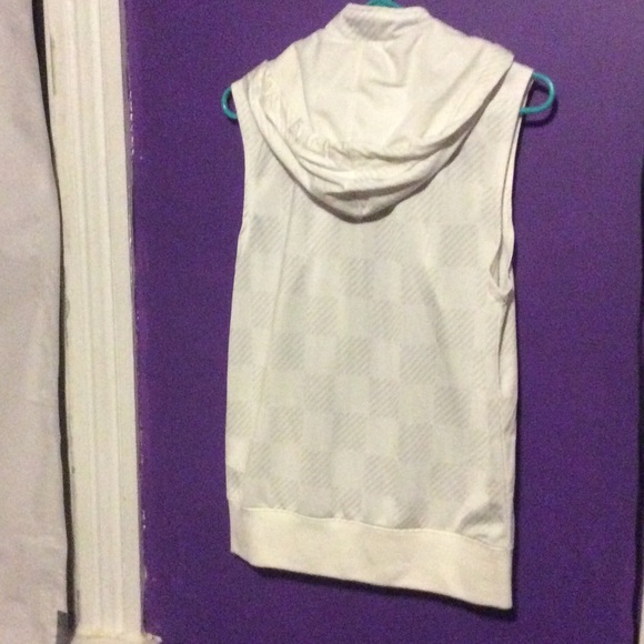 🐞 SOLD 🐞 White hooded vest G by Guess - Picture 2 of 2