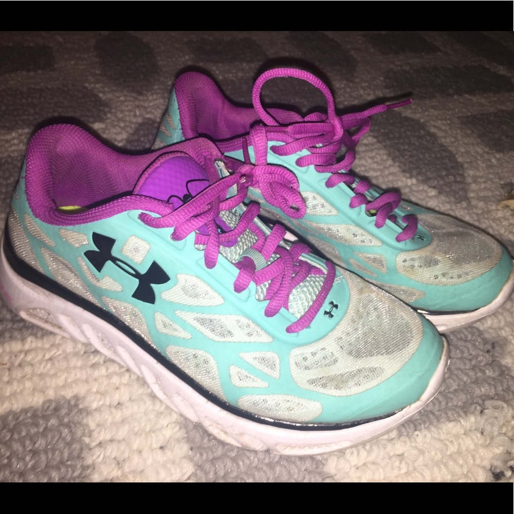 Gently used under armour tennis shoes