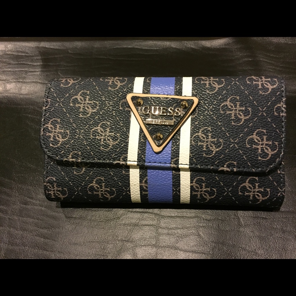 GUESS WOMENS MULTI COLOR TRIFOLD WALLET.