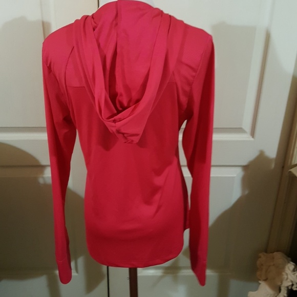 Hooded Performance Shirt. Size Medium. - Picture 4 of 8