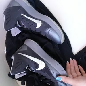 Basketball shoes