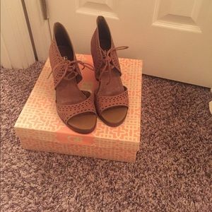 Gianni Bini peep toe sandals