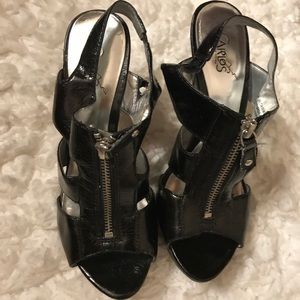 Carlos Santana Size 7 Black Zip up sandals