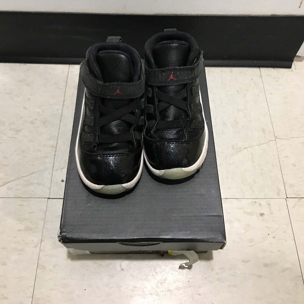 Limited edition Christmas Jordan's (elevens)