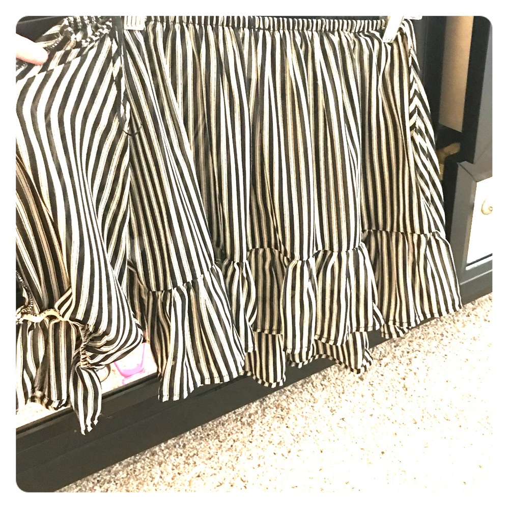 Black and white stripe off the shoulder.