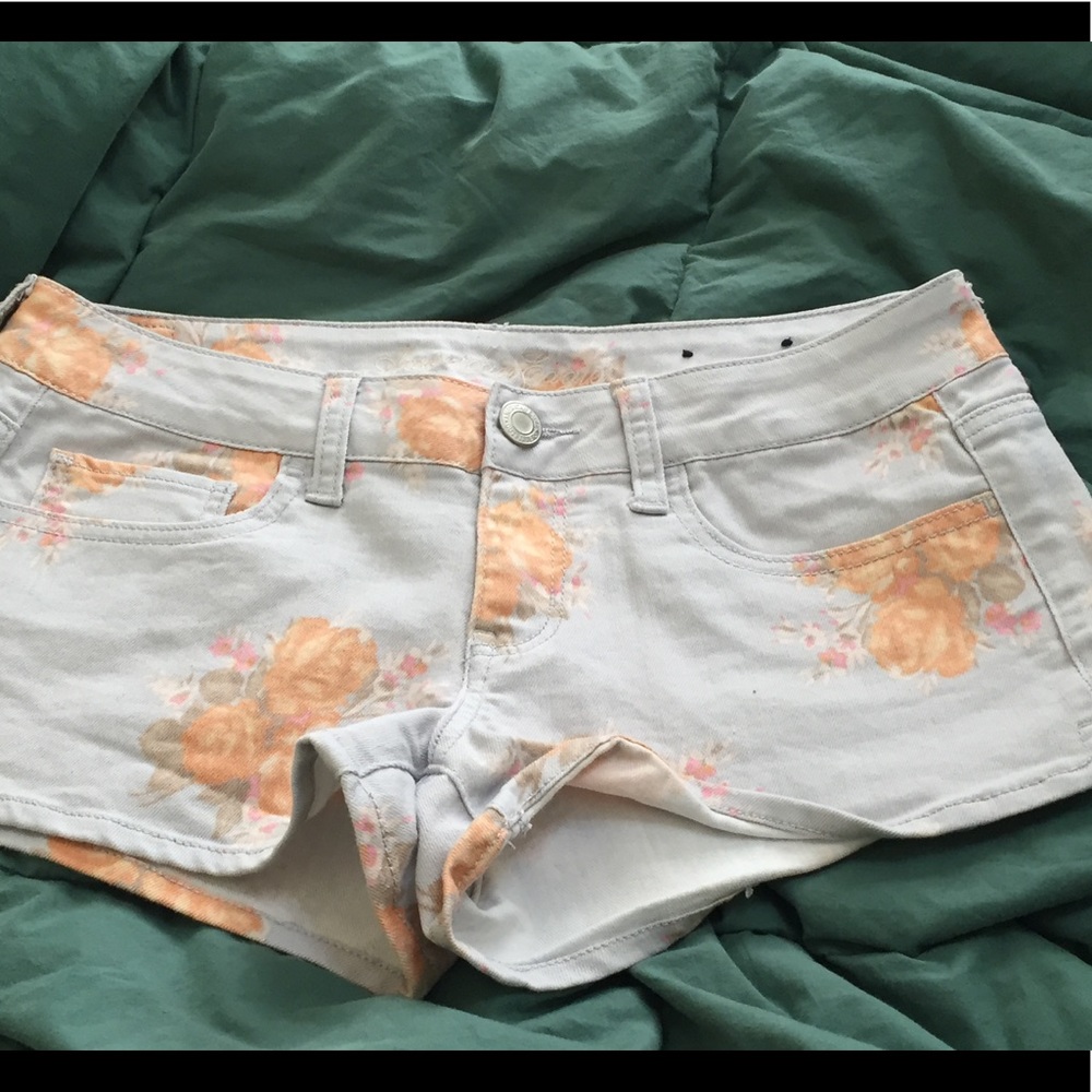 American Eagle 🦅 Floral Denim Shorts.